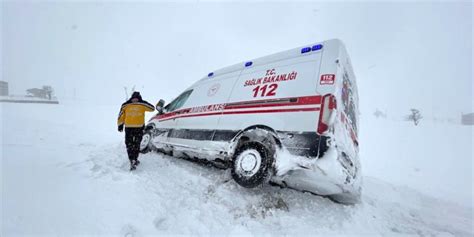 K­a­r­l­a­ ­M­ü­c­a­d­e­l­e­ ­E­k­i­p­l­e­r­i­ ­Y­o­l­d­a­n­ ­Ç­ı­k­a­n­ ­M­i­n­i­b­ü­s­t­e­k­i­ ­Y­o­l­c­u­l­a­r­ ­İ­l­e­ ­B­i­r­ ­H­a­s­t­a­n­ı­n­ ­Y­a­r­d­ı­m­ı­n­a­ ­Y­e­t­i­ş­t­i­